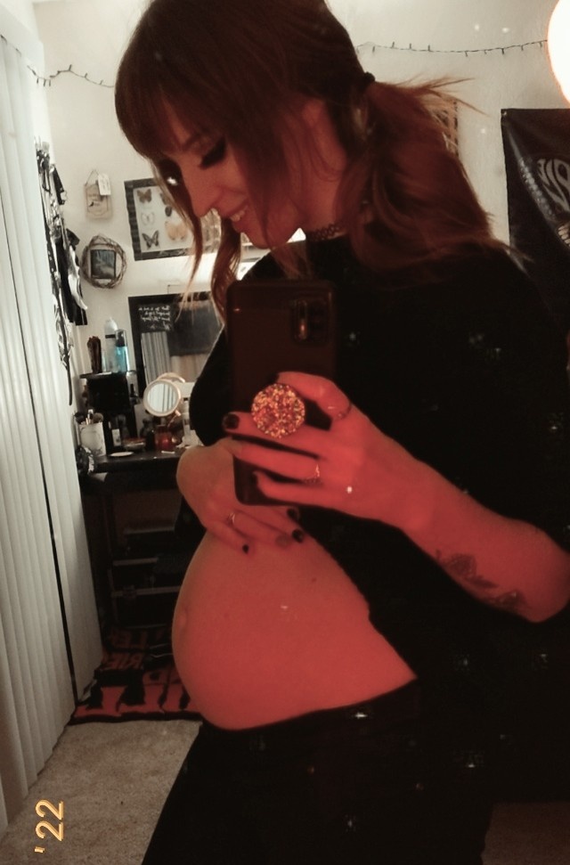 LivingDeadRelin's tweet photo. 20 Weeks with our Baby Girl 🥰🖤 https://t.co/O3eAxneB2q