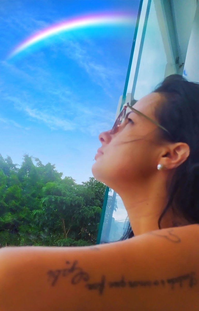 Tu és trevo de quatro folhas
És manhã de domingo à toa
Conversa rara e boa
Pedaço de sonho
Que faz meu querer acordar pra vida 🎶🍀