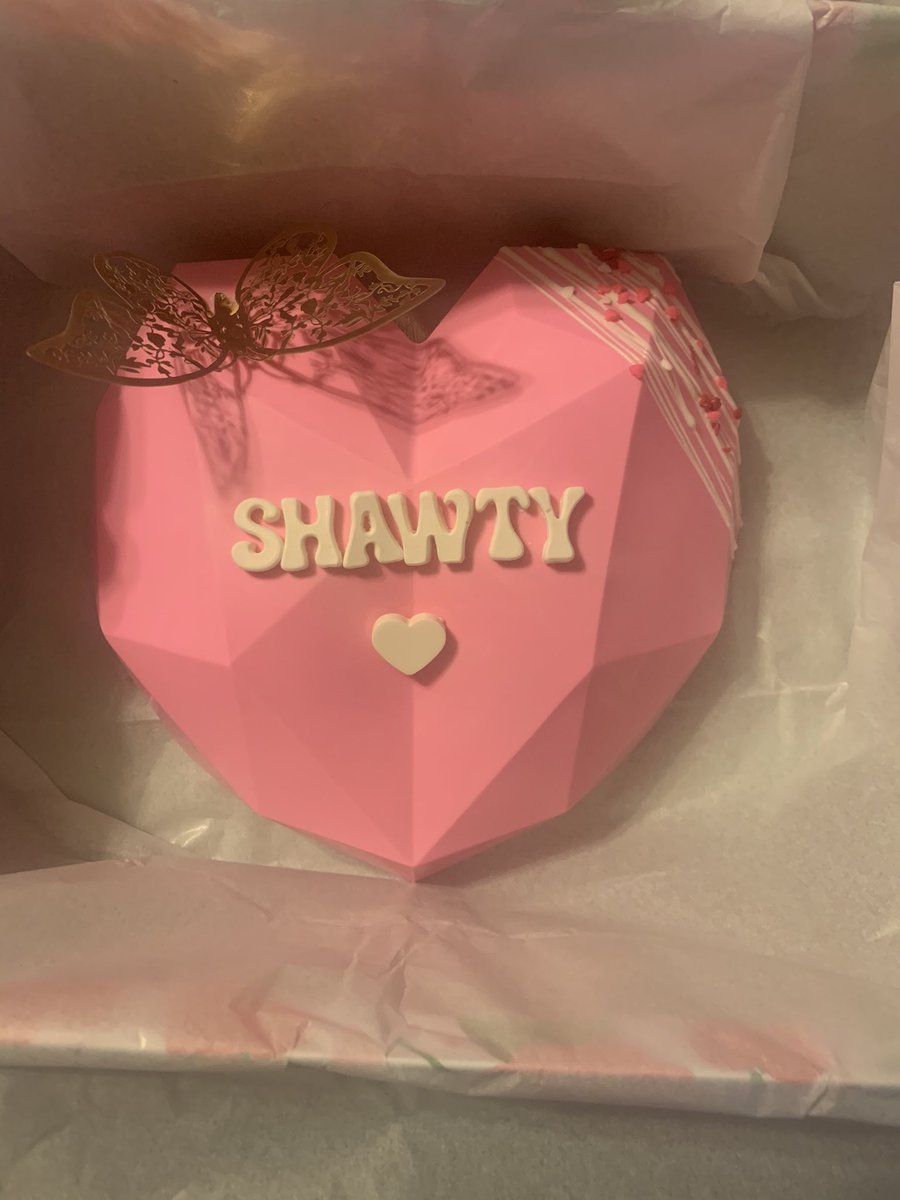 JessCG__'s tweet photo. Should I bring back my dipped berries for Easter 👀👀? Should I make some little previews of my new vision for the dipped goods 🧍🏻‍♀️ trying to give it a bougie makeover  ✨ https://t.co/3ALRyW5EU5