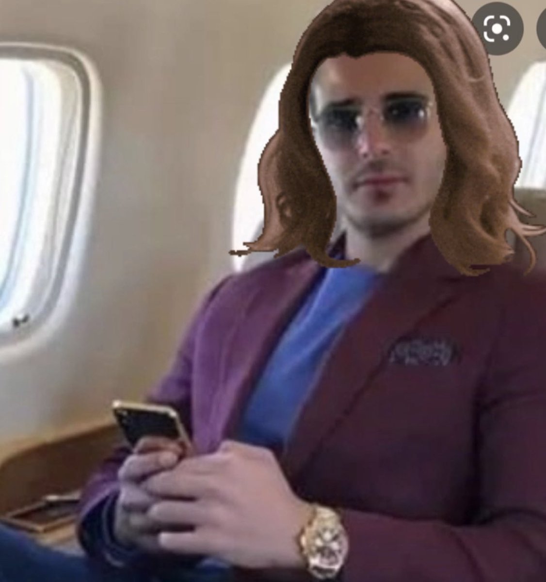 SuperPichon_'s tweet image. Tengo una amiga que tiene una foto de una tarjeta de crédito mía y siempre que la usa me pide permiso. Ahora me la imagino así