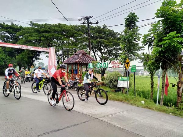 Bupati Bojonegoro dan Dandim 0813 Gowes Ceria Nglenyer, Sapa dan Ajak Warga Hidup Sehat dlvr.it/SK3RkL