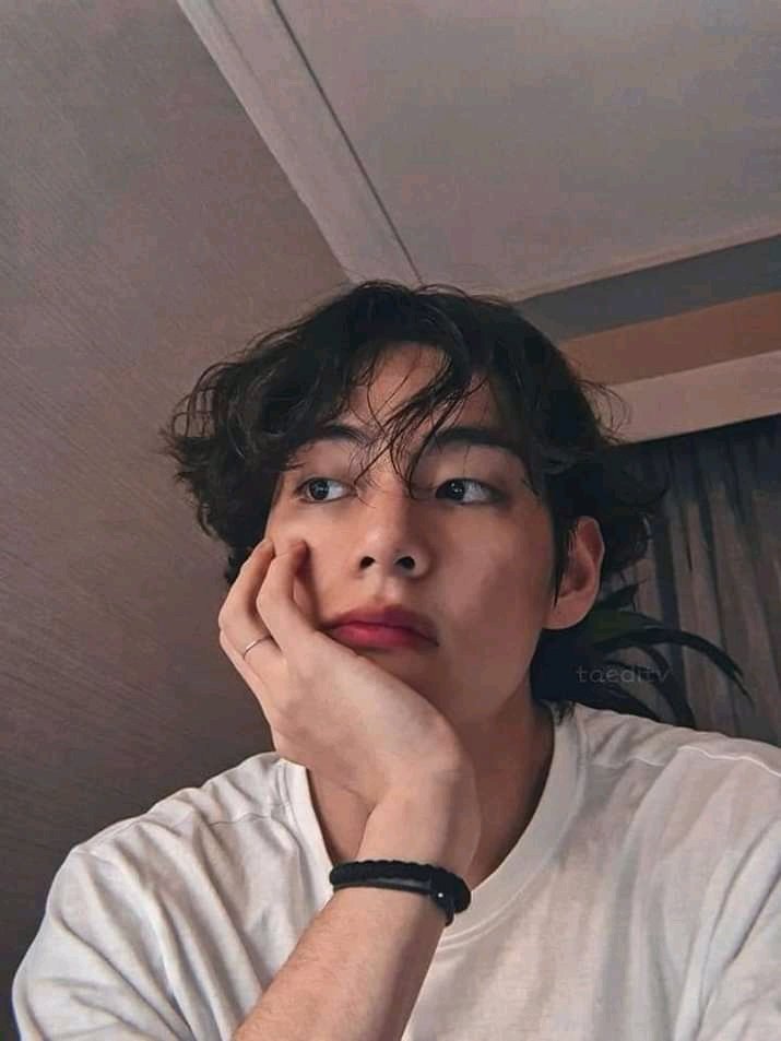 chua_rm's tweet photo. 김태형💜힘내시고 빨리 쾌차하세요🥺니가 너무보고 싶어🥺❤️We miss the armys so you have to be strong❤️💪
We are just here with armys, friends, bighit stuff, bts members and your family so we can pray for you 🥺🙏❤️
#BTSV 
@bts_bighit 
@BTS_twt 
#PHarmys https://t.co/AzLejkwBrE