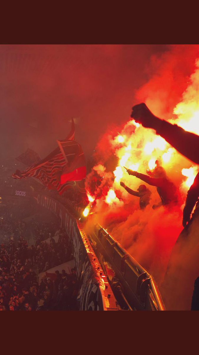 Ultras do PSG hoje no jogo contra o Real Madrid pelas oitavas da Champions League.