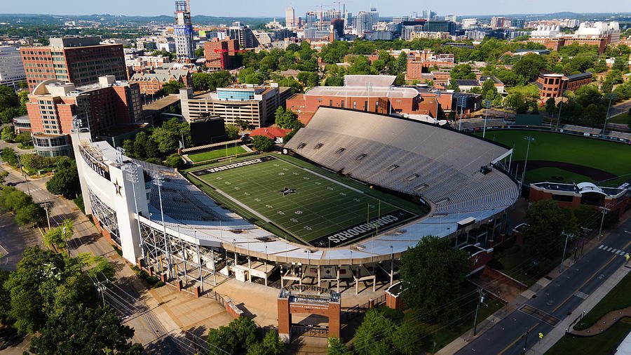 hpiercecate's tweet photo. I am proud to announce my commitment to Vanderbilt University thank you to @CoachLustig and @coachjoeylynch for this opportunity! Can’t wait to get to work! Go commodores! @Coach_Lea @j_lepak @EzeObiora2 @coach_hebert @carmelathletics @rldeckard https://t.co/DdEd5psBD7