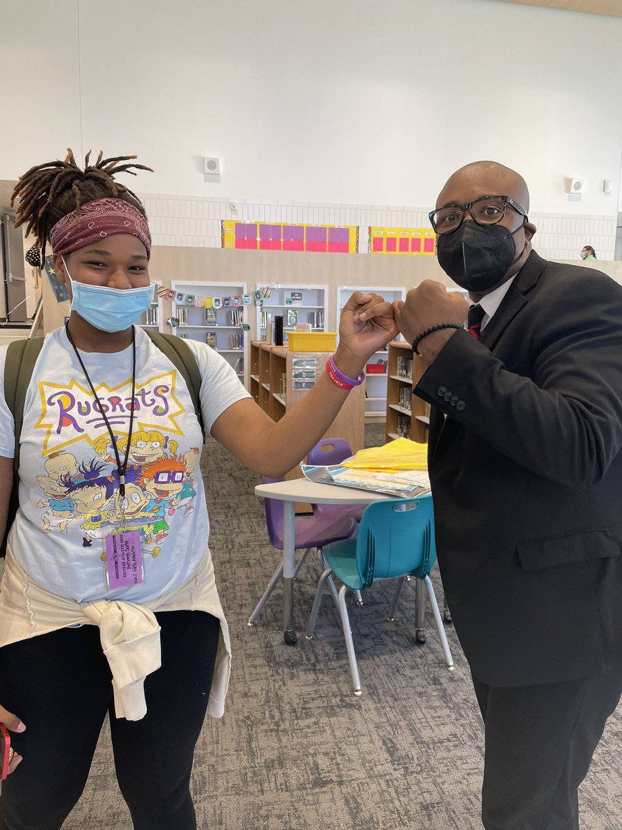 _TMSanders's tweet photo. When you visit a school and a student athlete challenges you to a game of hoops π you have to make a pinky promise to return and get your Jβs ready! #FIT2LEAD https://t.co/FyhUsGYvxe