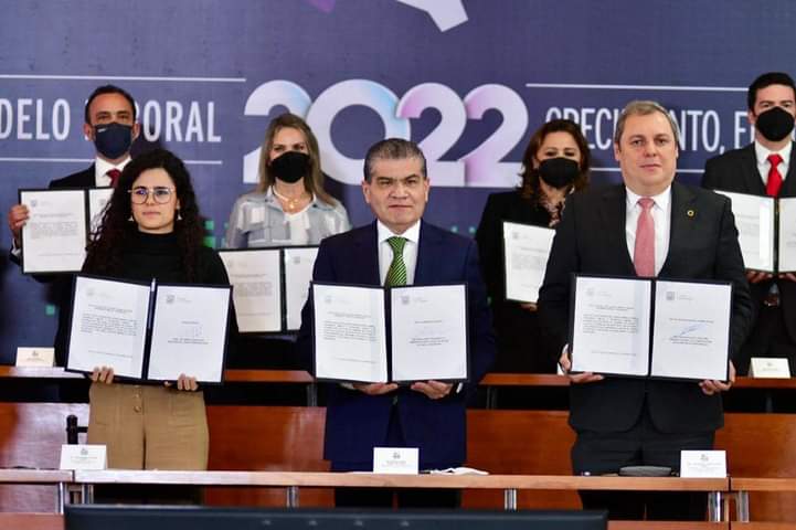 enoch_cfz's tweet photo. Hoy firme junto al gobernador @mrikelme y a la secretaria @LuisaAlcalde el #PactoCoahuila2022 “Nuevo Modelo de Justicia Laboral” en su cuarta edición. https://t.co/1SjRUGilCo