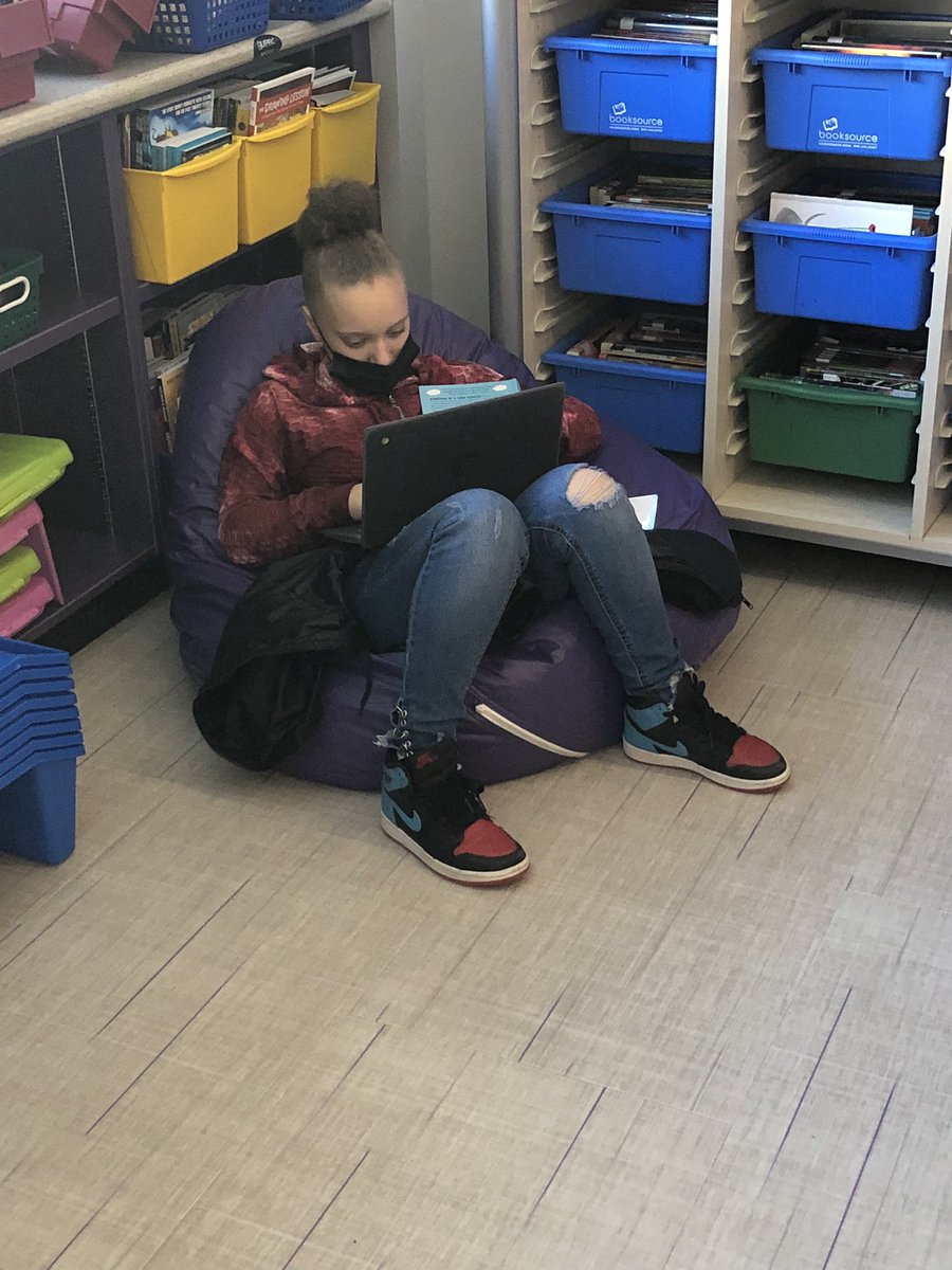 SDelormELA's tweet photo. Working hard on book club work!! @CrecArtsMiddle1 https://t.co/hRFhPbWOFs