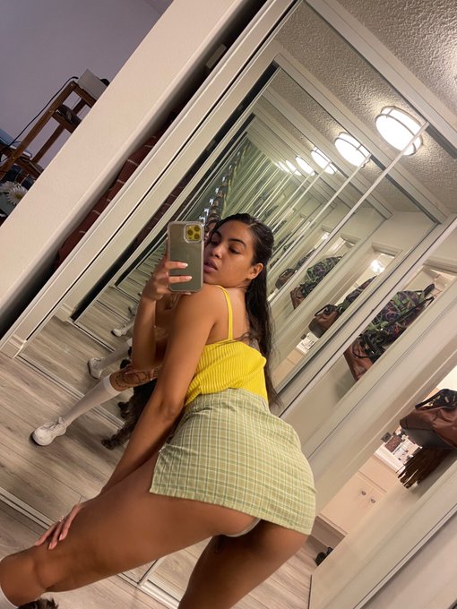 L.A booty on a cutie 🍑 If you like my knee high socks subscribe to my of!! https://t.co/byXg79X0Qp https://t