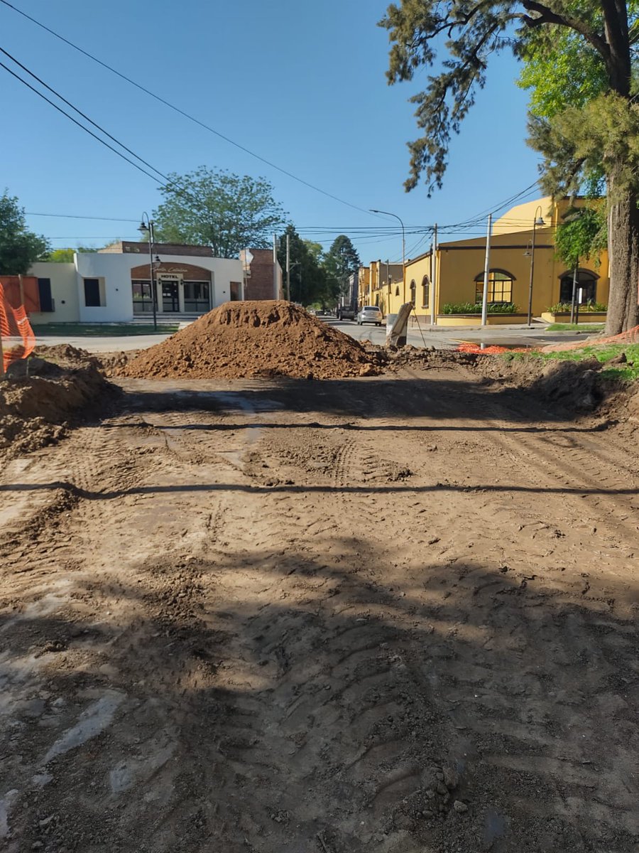 rattofranc's tweet photo. Estamos repavimentando Zapiola desde el puente del Medio hasta Zerboni. 🛣🚛🚙🛵🚲
Se hizo replanteo de niveles y traza, remoción del asfalto viejo, destape de terreno a compactar y se está agregando tosca para base.
Esta obra beneficia a muchísimos vecinos y turistas.
#Avanzamos https://t.co/FlKPS7v5bx