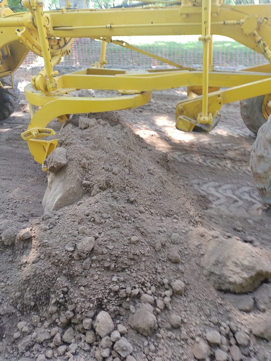 Estamos repavimentando Zapiola desde el puente del Medio hasta Zerboni. 🛣🚛🚙🛵🚲 Se hizo replanteo de niveles y traza, remoción del asfalto viejo, destape de terreno a compactar y se está agregando tosca para base. Esta obra beneficia a muchísimos vecinos y turistas. #Avanzamos