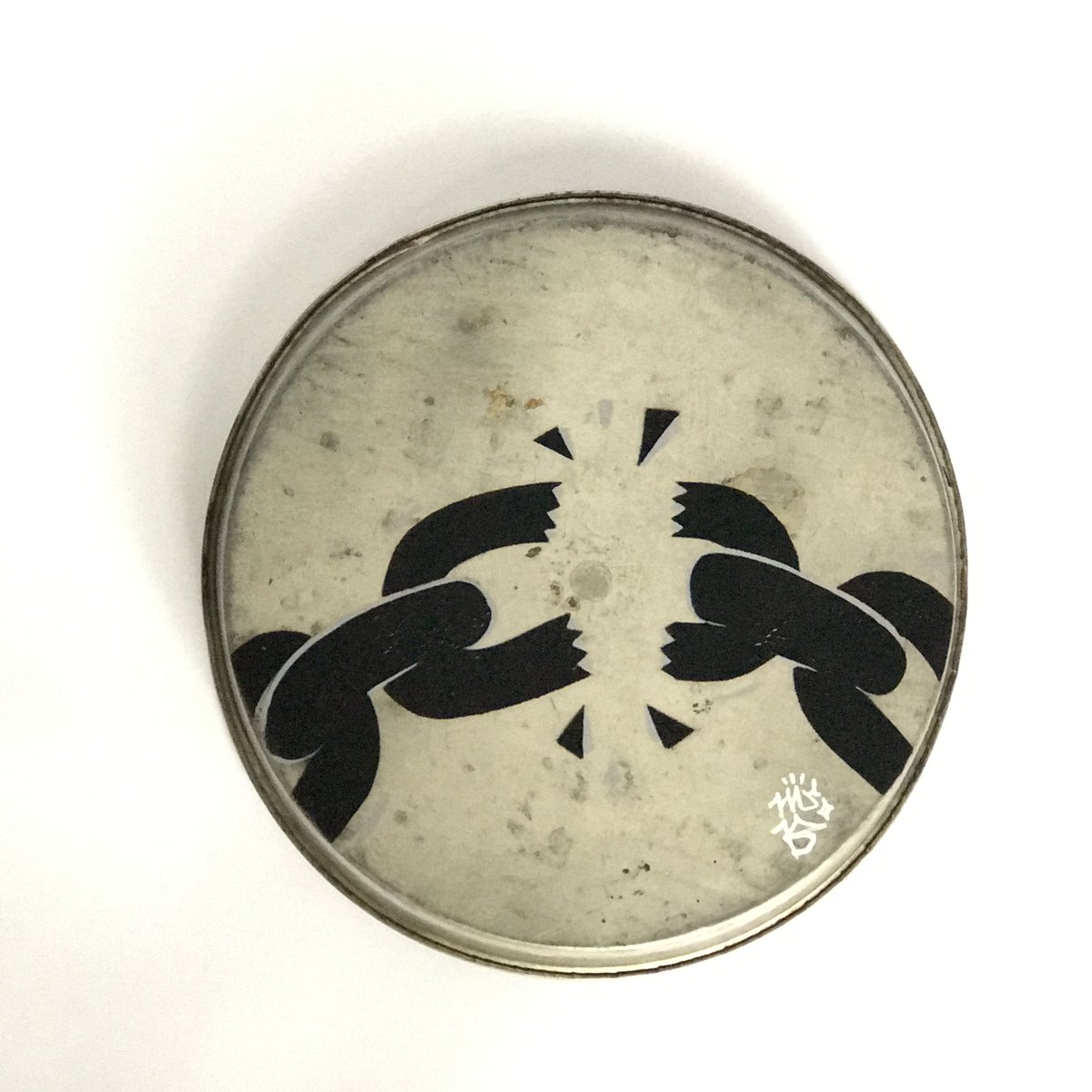 artistmrblack's tweet image. Baking Pans from my last art install @wethecollected gallery in oakland. While on a month long trip to PA, NC, LV &amp;amp; Southern CA back in Nov. I would collect vintage bottles and pans and then paint them where I was at the time. #NEWart #bakingpan #handpainted #travel