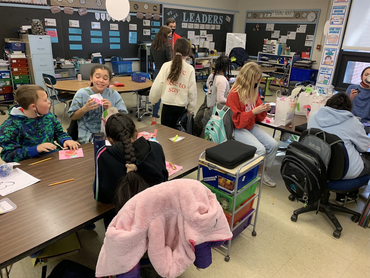 Rawstromsclass's tweet photo. 💗💗Our last Valentine’s celebration of elementary school!  These kids enjoyed it! ❤️❤️@MegClendaniel https://t.co/oi7iSEfw6M