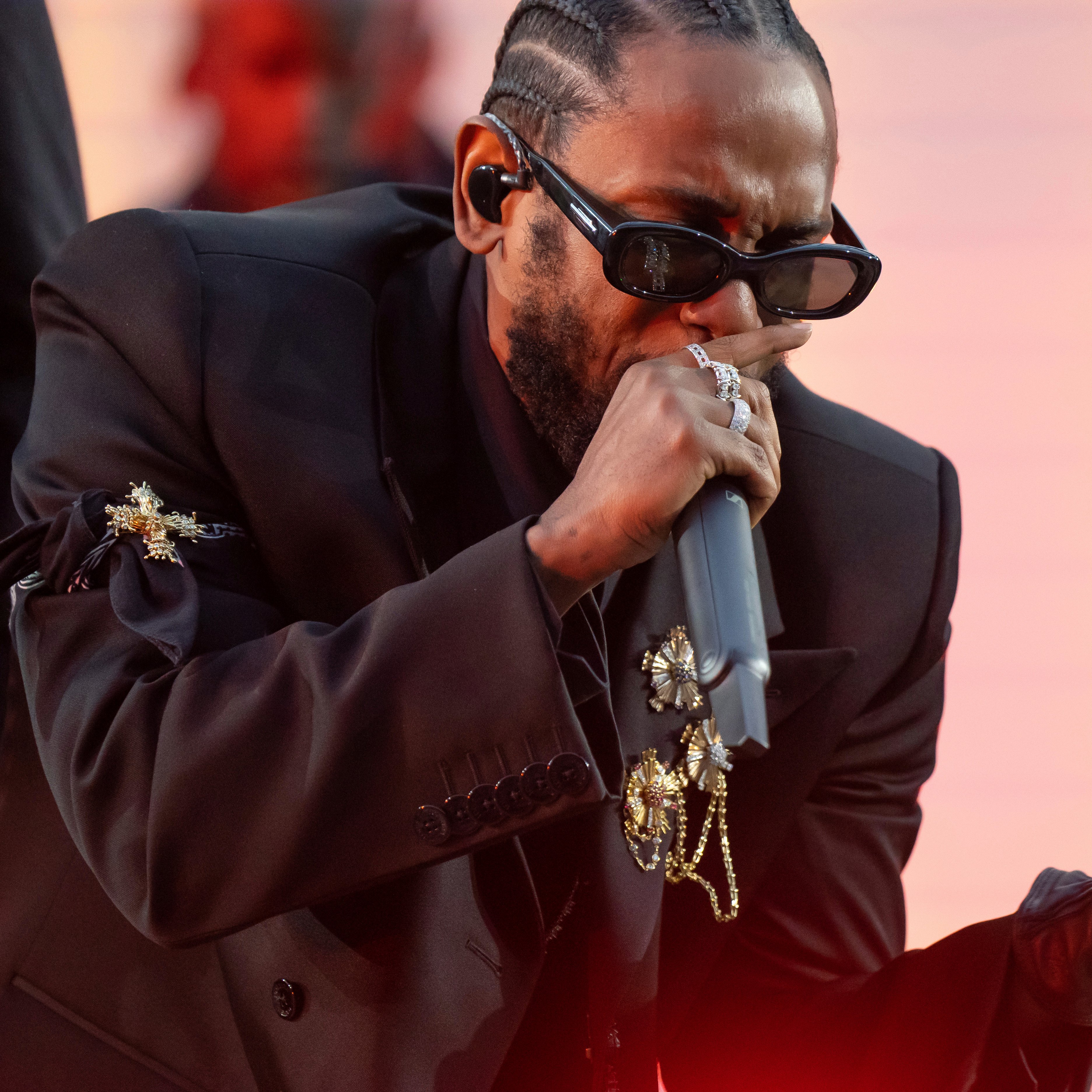 Kendrick Lamar wears Virgil Abloh's x Louis Vuitton FW22 Suit and Tiffany &  Co. Jewelry For Superbowl Halftime Performance – Fashion Bomb Daily