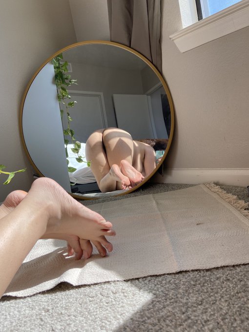 Wanna play footsy? https://t.co/wK1tbBVTFJ