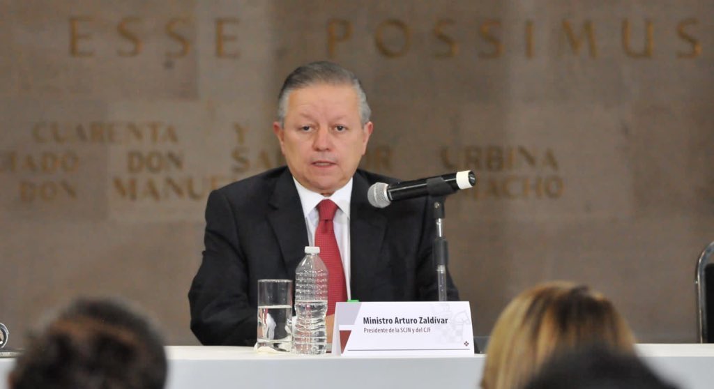 Ojalá que la #SCJN siga estando a la altura y su principal compromiso no sea con la oligarquía, no sea con quien quiere vernos enfrentados sino con los #DDHH de quienes menos tienen y más lo necesitan: Min. Pdte. <a href="/ArturoZaldivarL/">Arturo Zaldívar</a> 

#10AñosDeDerechos
▶️youtu.be/qPA2-59aSIM