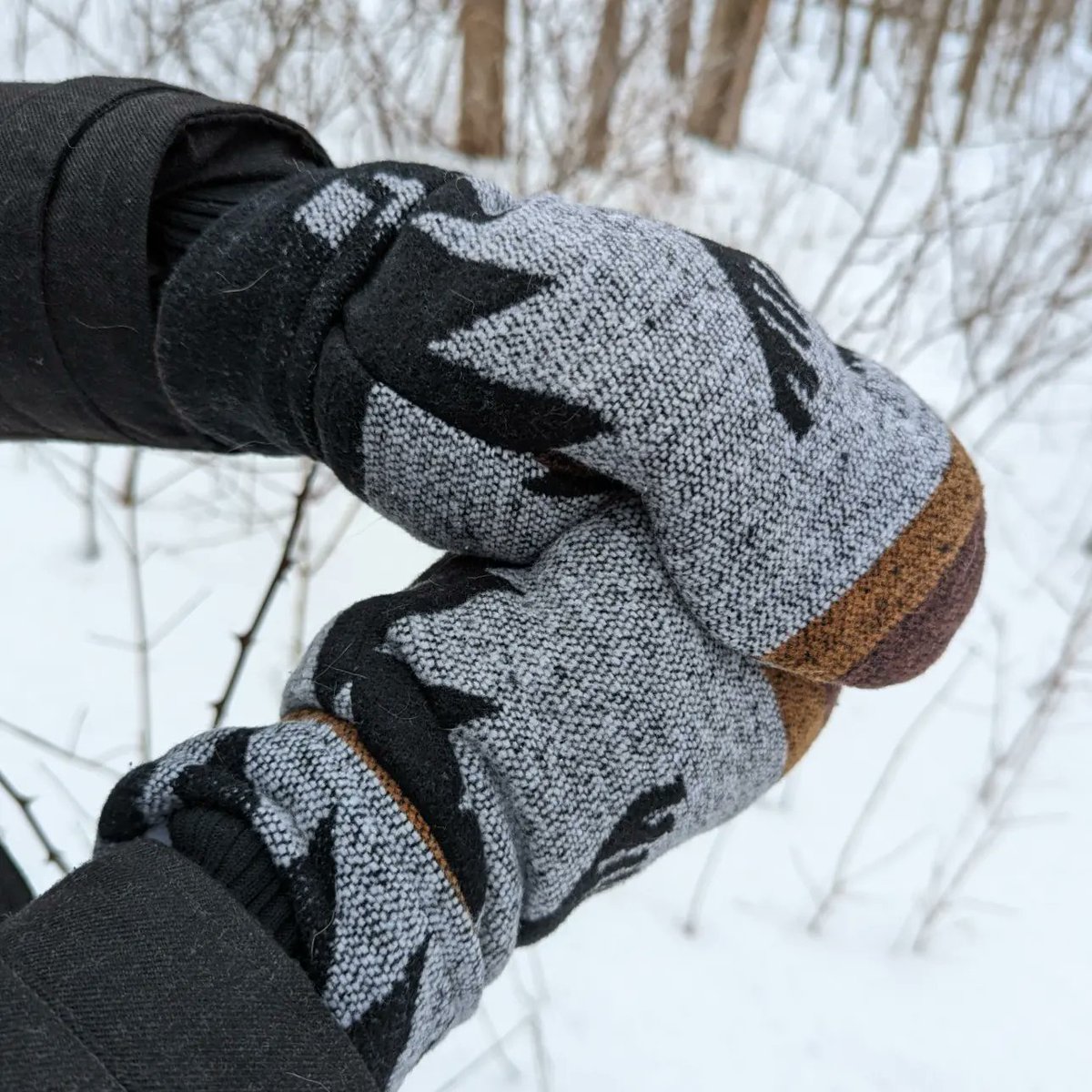 CookingwithAli's tweet photo. Mini Tipi is an Indigenous owned company based in Quebec. Their mittens are made in Canada using upcycled fabric. Super soft and comfy. My #rescuedog likes being pet with them, too. 

#notsponsored #minitipi #indigenous #indigenousbusinesses #indigenousprint https://t.co/OUJVMXvV57