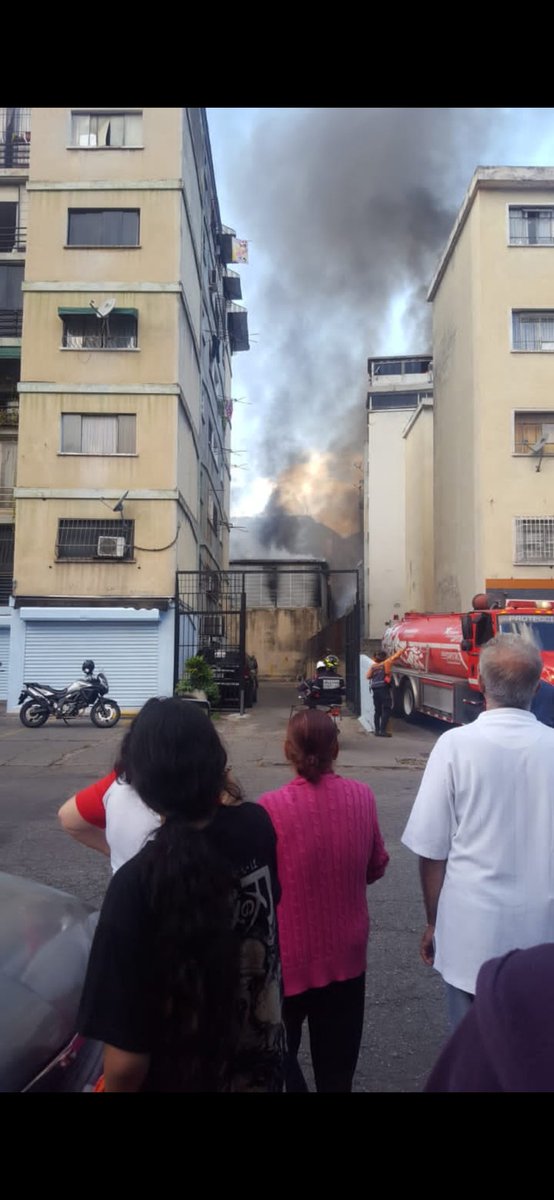 verocaastro5's tweet photo. Desde el día 31-01-2022 los vecinos del edificio San Martin, ubicado en Colinas de Bello NO hemos podido volver de manera sana a nuestros hogares, luego que ocurriera el incendio en los galpones de Cine Citta, ya que no cuadran las experiencias de los bomberos ni el cicpc 🧵 https://t.co/yM4ywfLUDZ