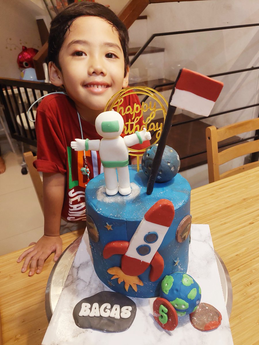 pradianto83's tweet photo. Happy birthday, Bagas. Be the first man landed on Mars! Cc @elonmusk https://t.co/wsgd8yeuOk