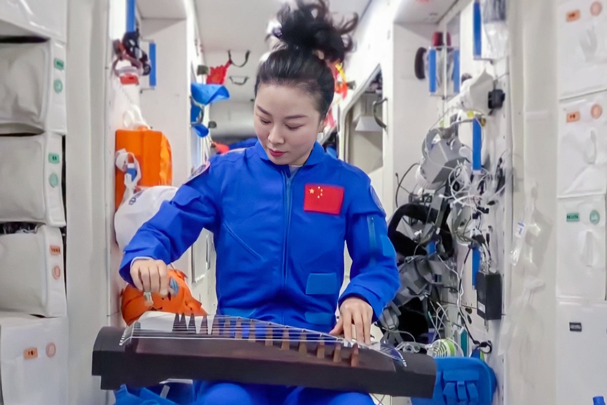 китайские одежды для изо. корейский юань. монета с лотосом.