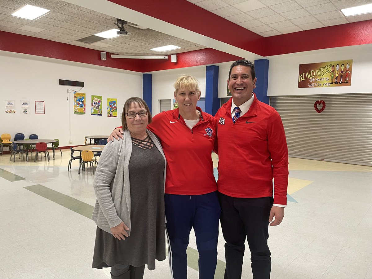 BelAirHigh's tweet image. Evening at the Yucca Neighborhood Association meeting with @YsletaISD Leader @DeXavierluke , #OneRed Board Member Mrs. Woodruff and #bigredpride leader @BA_Highlanders discussing and planning for the future of our community.