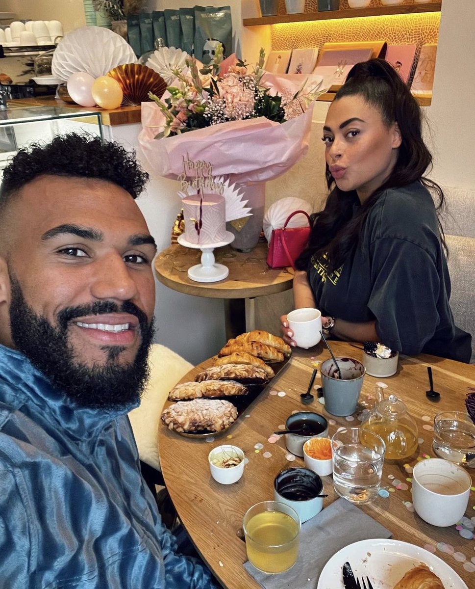 AllezLesLions's tweet photo. Choupo Moting et sa Valentine 🔥🇨🇲 https://t.co/mbgnDRmeed