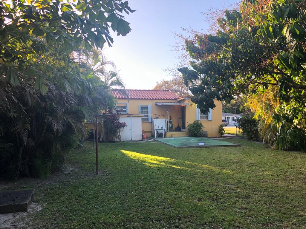 RaphaelCervera's tweet photo. COMING SOON! AMAZING Miami HOME FOR SALE!!
This home has a 3 bedrooms 2 bath home with a large lot and a Covered porch. Great central location just off of Flagler and 32 Ave. Well maintained and ready for a new family to create lasting memories. Call Cervera Team at 305-559-2100. https://t.co/mgVE1xFQht