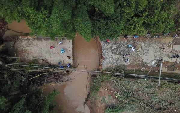 BellumPaxBR's tweet photo. Meanwhile, parts of the state of #MinasGerais are again suffering with extreme rains: a bridge collapsed in the city of #MateusLeme and a woman died in #Cataguases - where 50 families are homeless and another 612 are displaced
https://t.co/cMcYwa52wu https://t.co/M3jh9ACQ1V