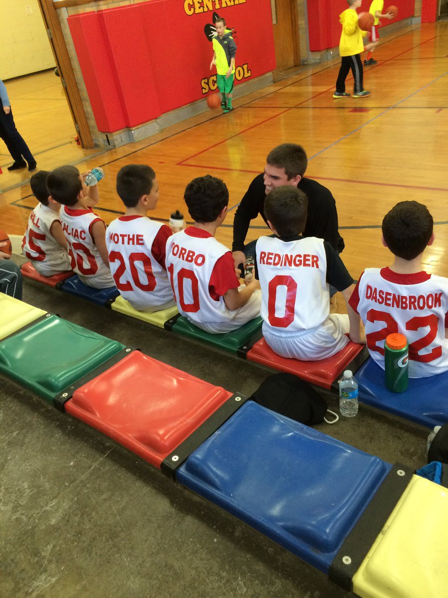 CunninghamC16's tweet photo. Heck of a game @beeshoops ! Made us alumni proud all the way on the West Coast. I can’t make a joke about teaching @LSkaljac everything he knows because:

1. Idk anything about dropping 31 on one of the best teams in the city in their house
2. He clearly never listened to me https://t.co/w9zjunkaUm