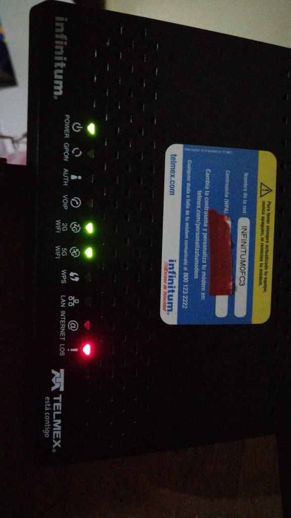 CortesLis1's tweet photo. @TELMEXSoluciona Hola @TELMEXSoluciona desde el día de antier mi modem esta así, mis vecinos tienen Internet menos yo, que se podría hacer? https://t.co/TNRBGyllrF