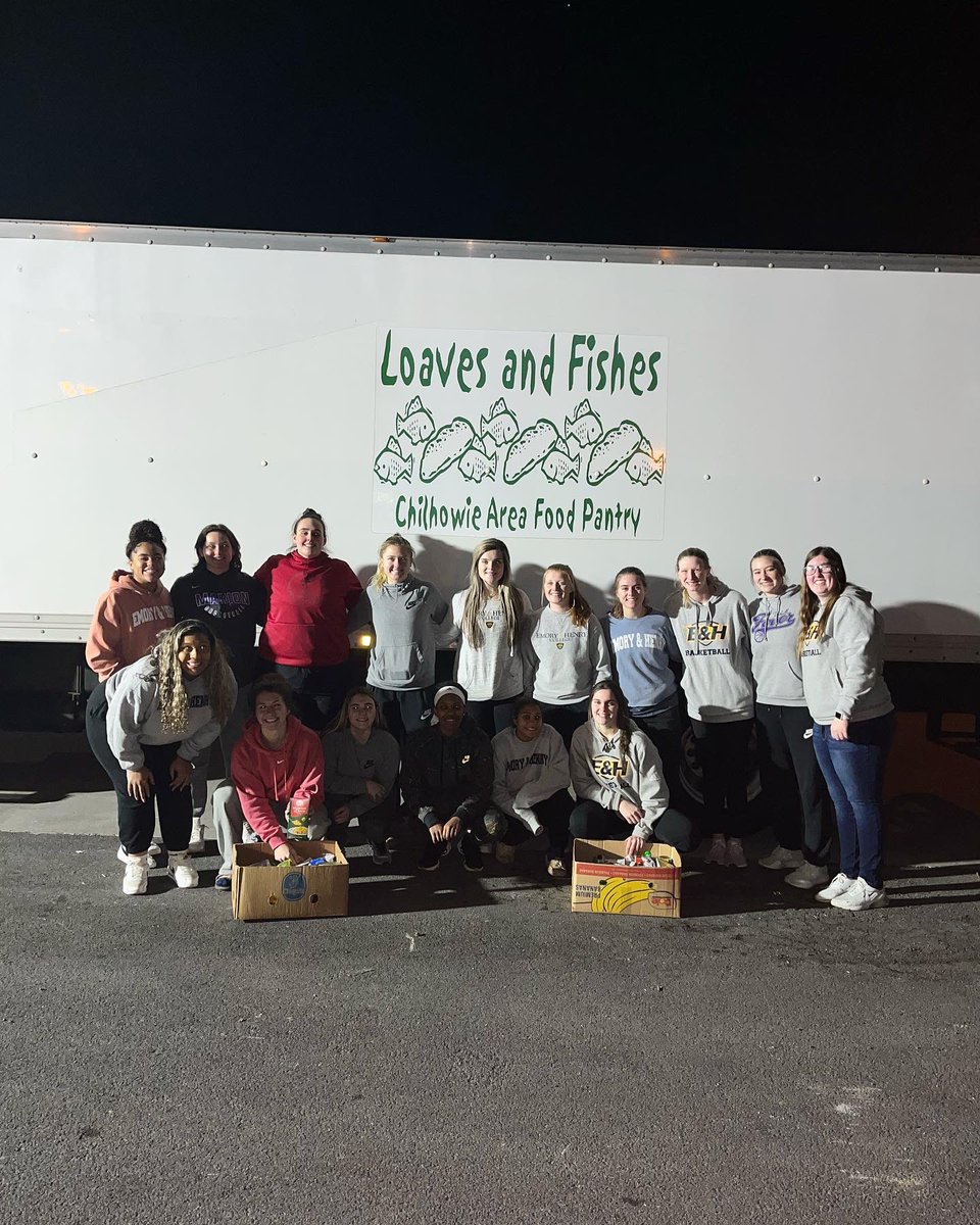 EmoryHenry_WBB's tweet photo. We took a little trip to Loaves and Fishes in Chilhowie, Va after practice this evening to pack boxes for those in need around our community!! Our girls packed & loaded up around 200 boxes in under 40 minutes!π¦πππ #gowasps #ehcwbb #dnsty https://t.co/9TgcxxuS61