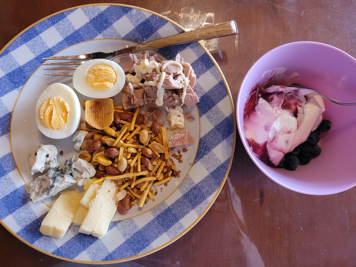 ZucchiniBikini's tweet photo. Genuine weirdo lunch today #workathomelife https://t.co/j0wIyugWzK