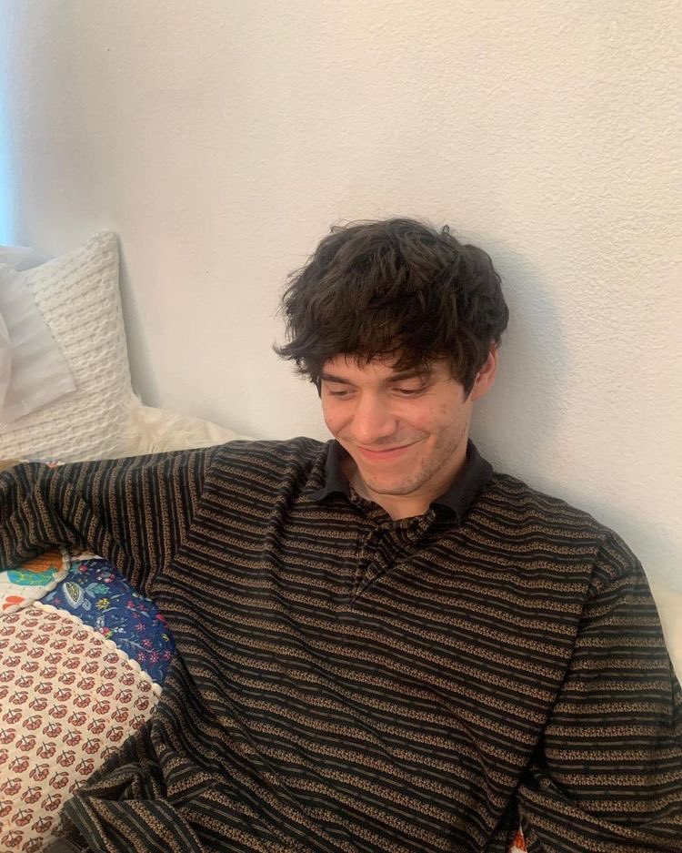 wallowsfiles's tweet photo. look me in the eyes and tell me you’re not in love with him https://t.co/FcGeBk8Lon