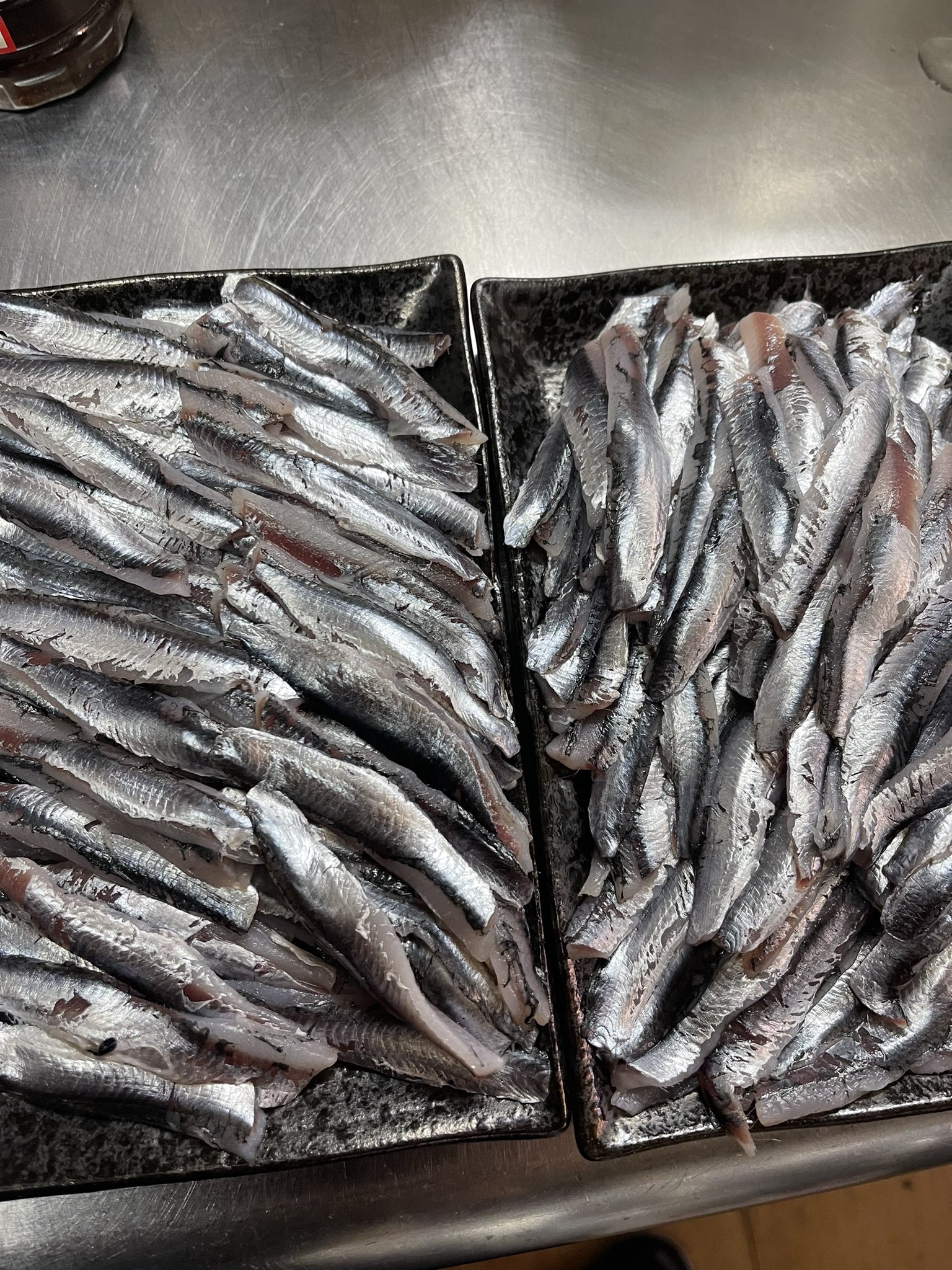 片瀬商店 おはようございます 片瀬商店です カタクチイワシ絶好調 なので 大量の刺身製作中 アニサキスいる場合があるので気をつけましょう 本日カタクチイワシ さば スープ ご来店お待ちしてます ラーメン 片瀬商店 江ノ島 片瀬漁協 片瀬漁港