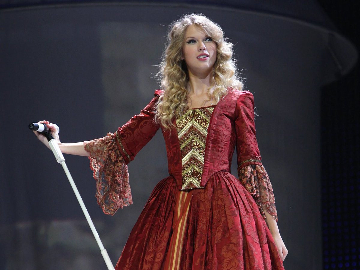 kasylongauthor's tweet image. “Romeo, take me somewhere we can be alone / I&apos;ll be waiting, all there&apos;s left to do is run / You&apos;ll be the prince and I&apos;ll be the princess / It&apos;s a love story, baby, just say, ‘Yes.’” - Taylor Swift, “Love Story” 🎶❤️ 

#TaylorSwift #LoveStory #TaylorSwiftFearless #lovesongs