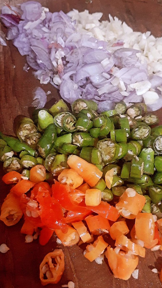 khmaya_a's tweet photo. Daily menu😃

#Ayamgoreng 
#sambalcacah 
#kremesan https://t.co/CQ2cbQQRLT