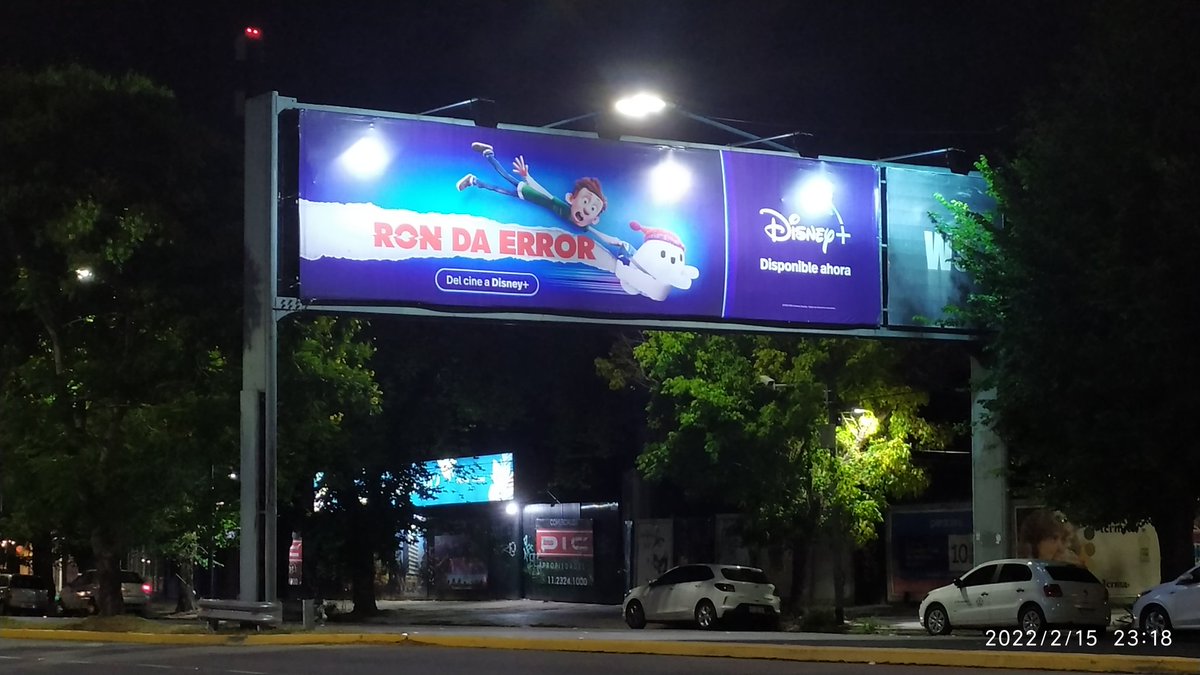 mydisneylatino's tweet image. Del cine a #DisneyPlus. 

Así se promociona en las calles de Buenos Aires el estreno de #RonDaError.
