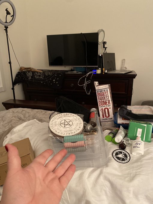 So I&rsquo;m getting a roommate again and I had to relocate all my camming stuff to my bedroom. 🥺 https://t<a href="/tag/nsfwtwt"class="tags"><span>#nsfwtwt</span></a>