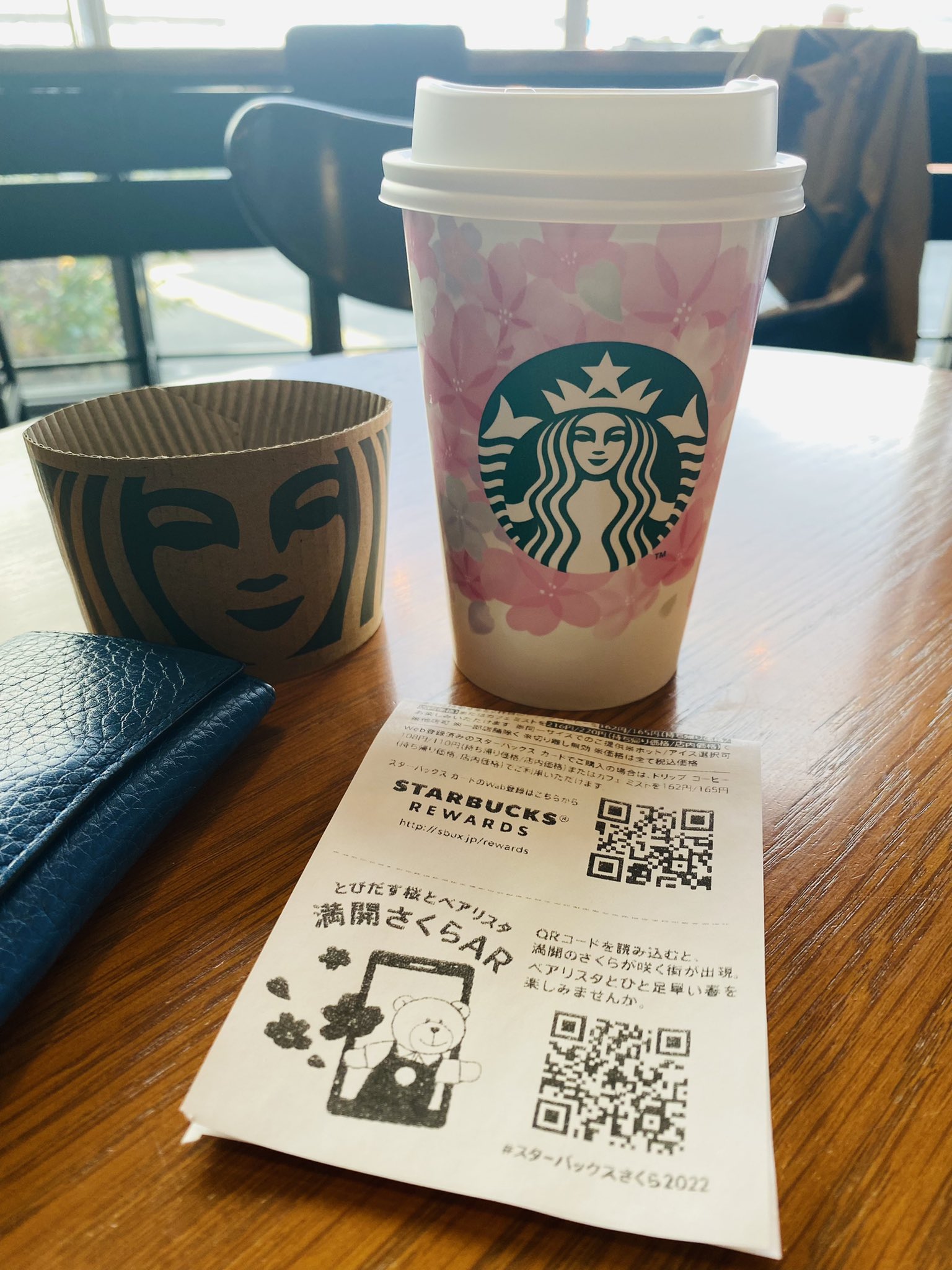 K お気に入りのスタバ に来たら 春の気分になりました カップもサクラバージョン 捨てるんが勿体ないから持ち帰り で どっかに飾ります レシートのqrコード読み込みしたらまたまた 可愛いページ 壁紙にしようかな T Co Zvph5cjxs6