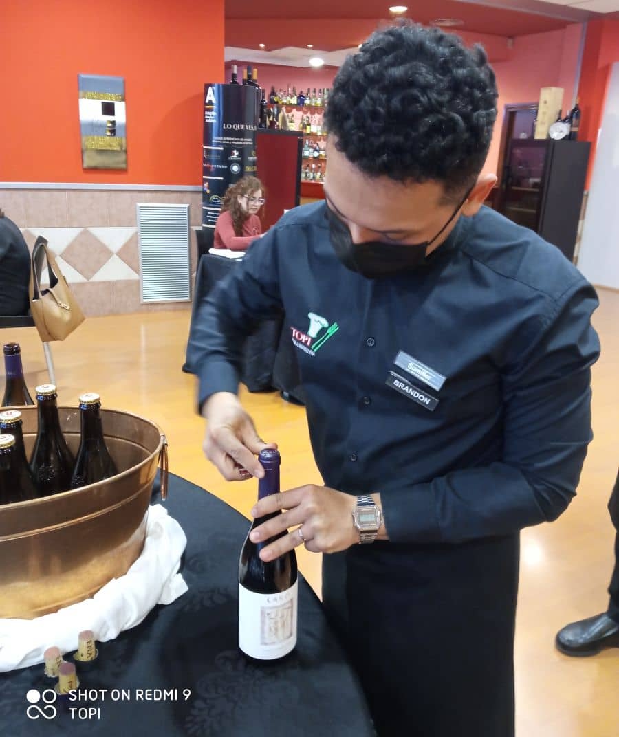 TOPIzgz's tweet photo. En nuestro #restaurante didáctico de la #EscueladeHostelería TOPI elegimos los mejores #maridajes para realzar nuestros platos y que nuestros comensales salgan satisfechos. 🍽🍷

#AxDxF  #AragonAlimentos @DOSomontano, @GrandesVinos_CA, @BodegaEnate , @BodegasCare @aragonalimentos https://t.co/kGCZj0lIHW