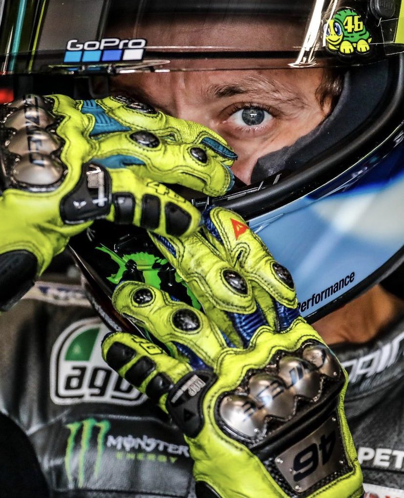 nikitayaca's tweet photo. #FelizCumpleaños @ValeYellow46
#auguri #MotoGP #V46 #ValentinoRossi #SempreVale
🎊🎉🍾🥂🎂🏍️🎈🎈🎁🥳🥳 https://t.co/bag4ez1gX6