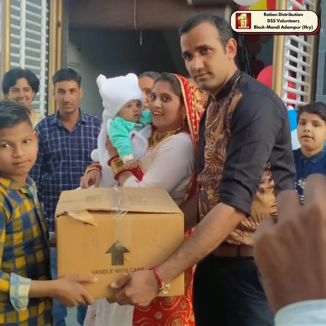 DSSNewsUpdates's tweet photo. DSS Volunteers helping  needy families &amp; underprivileged children by providing food items &amp; ration  to them | Mandi Adampur, Haryana
#food #FoodBank #DeraSachaSauda #SaintDrGurmeetRamRahimSinghJi #SaintDrMSG #helpinghand #helpingothers #138WelfareWorks https://t.co/XweovFPTsD