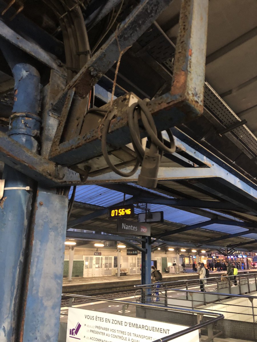 pjdrouet's tweet photo. Merci ☺️ à @ConnectGares d’avoir installé ces nouvelles prises pour recharger son smartphone où utiliser son rasoir électrique ⚡️ sur le quai 2 à #Nantes. 👍. Vous passerez le mot @TERPays2LaLoire ? https://t.co/Fnr9N1GTWl