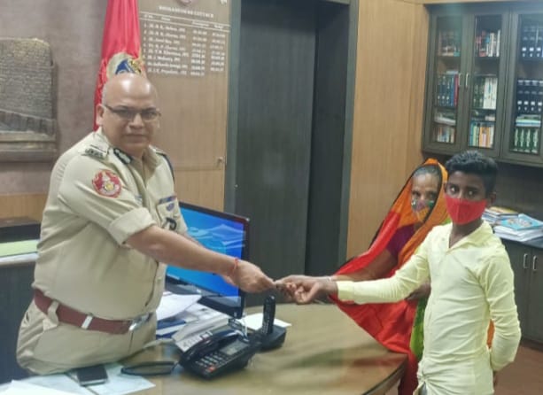 On 15.02.22 Commissioner of Police, Sri S.K. Priyadarsi, IPS gave a sum of Rs 10000/- from IRCS, Regional Branch,Police Commissionerate, BBSR -CTC to Sri Trinath Behera -14 of Maitkal Basti,PS- Badagada,BBSR since mother of the boy has died &amp; he has been  abandoned by his father.