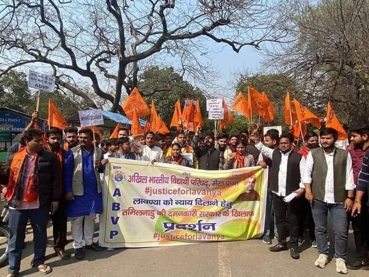 iakashkumarabvp's tweet photo. लावण्या हम शर्मिंदा हैं, तेरे कातिल जिंदा हैं। 
अभाविप मेरठ प्रान्त के प्रान्त केंद्र परकार्यकर्ताओं ने बहन लावण्या को शीघ्र न्याय दिलाने और चेन्नई में राष्ट्रीय महामंत्री निधि त्रिपाठी सहित अन्य कार्यकर्ताओं को गिरफ्तार किए जाने के विरोध में तमिलनाडु सरकार का विरोध प्रदर्शन किया https://t.co/ZqE0BJw5E6