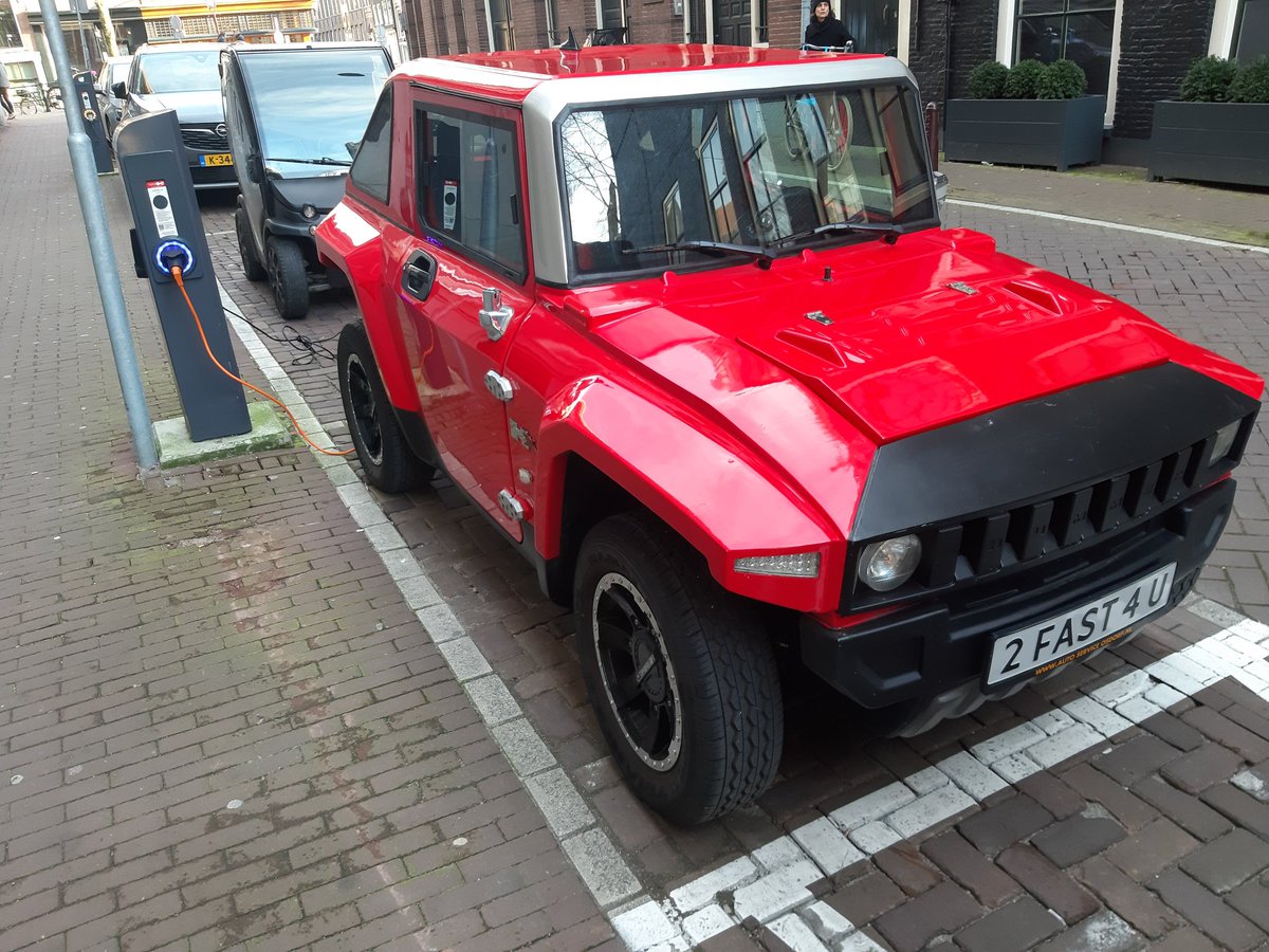 TekstPast's tweet image. Gezien in Amsterdam... #elektrisch #Hummer #2fast4u