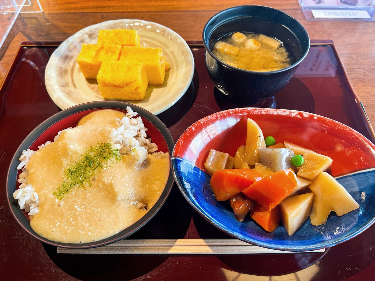 【浅草むぎとろ】
@浅草駅から徒歩5分

1500円でとろろ食べ放題ランチを堪能できるお店！

とろろの他に麦ごはんや総菜も食べ放題になっていて、粘り気のあるとろろをご飯にかければ何杯でも食べられる美味しさ！

玉子焼きやみそ汁も食べ放題で、健康的なランチタイムを過ごしたい時にもピッタリ✨
