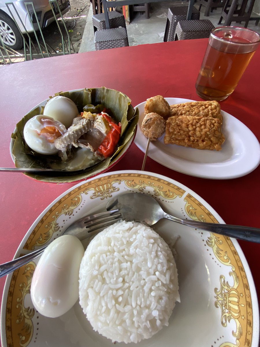 anggahp's tweet photo. breakfasting https://t.co/JCbTgLYiRK