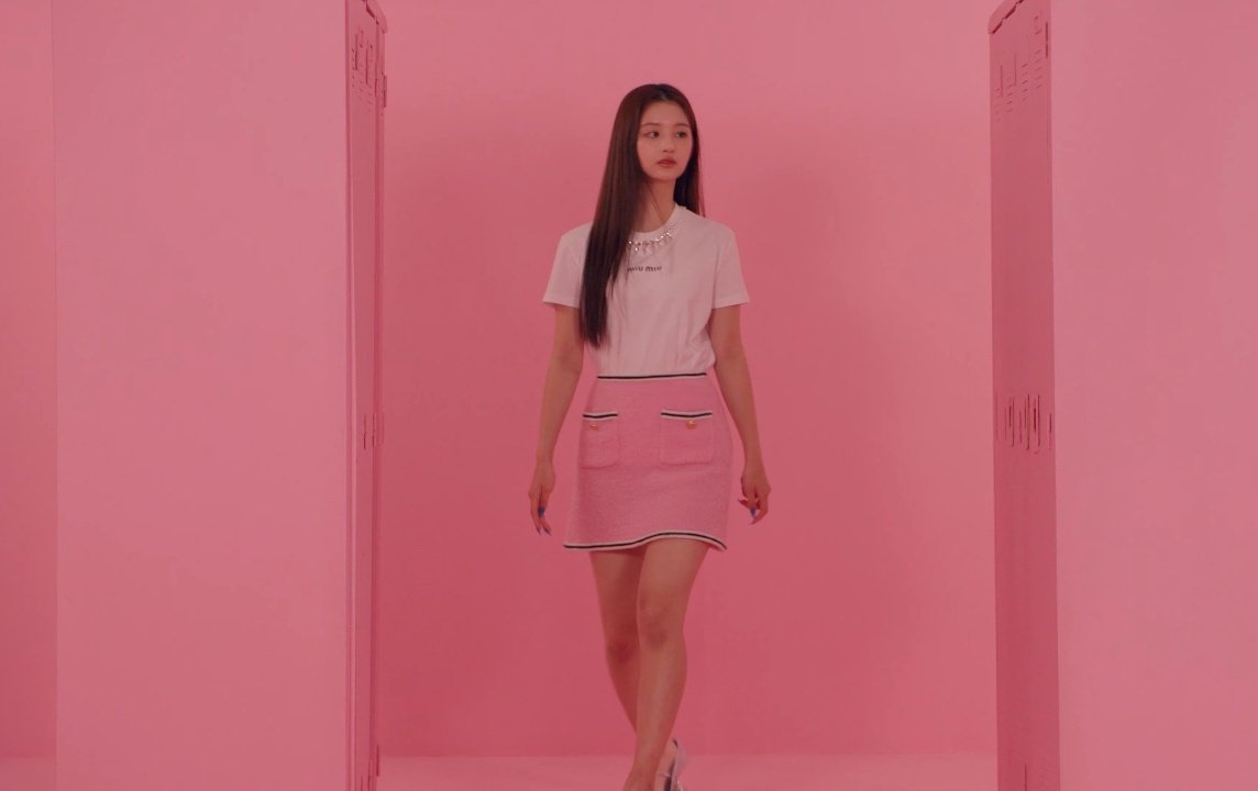 ezajinni's tweet photo. The POWER she holds! #NMIXX #SULLYOON https://t.co/X0FxN04G9Y