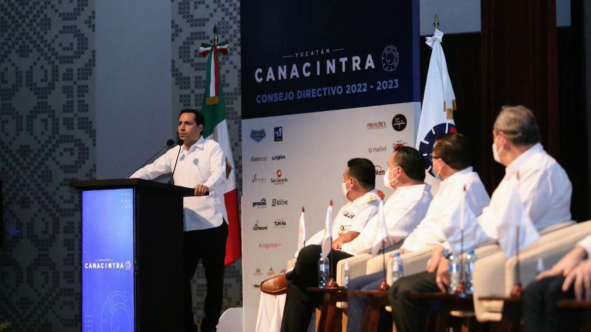 MauVila's tweet photo. Un gusto acompañar a @enoch_cfz, Presidente de la @CANACINTRAMex a la toma de protesta del Consejo Directivo 2022-2023, delegación Yucatán encabezada por @jorge_charruf. Felicidades a Mauricio Millet de Gpo. Millet Industria empresa galardonada con el Premio al Mérito Industrial. https://t.co/S9PtjlfJy8