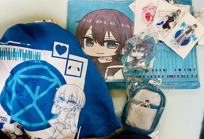 収納ケースにこうじゃ!!!
※今までのやつ(多少の他ライバーグッズも含む)をまとめてどーんっ

#にじさんじ #しまむら 